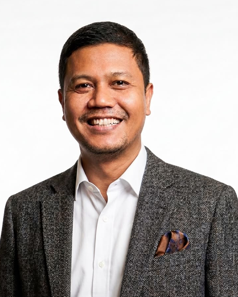 Foto Jumroni, Finance and Tax Consultant